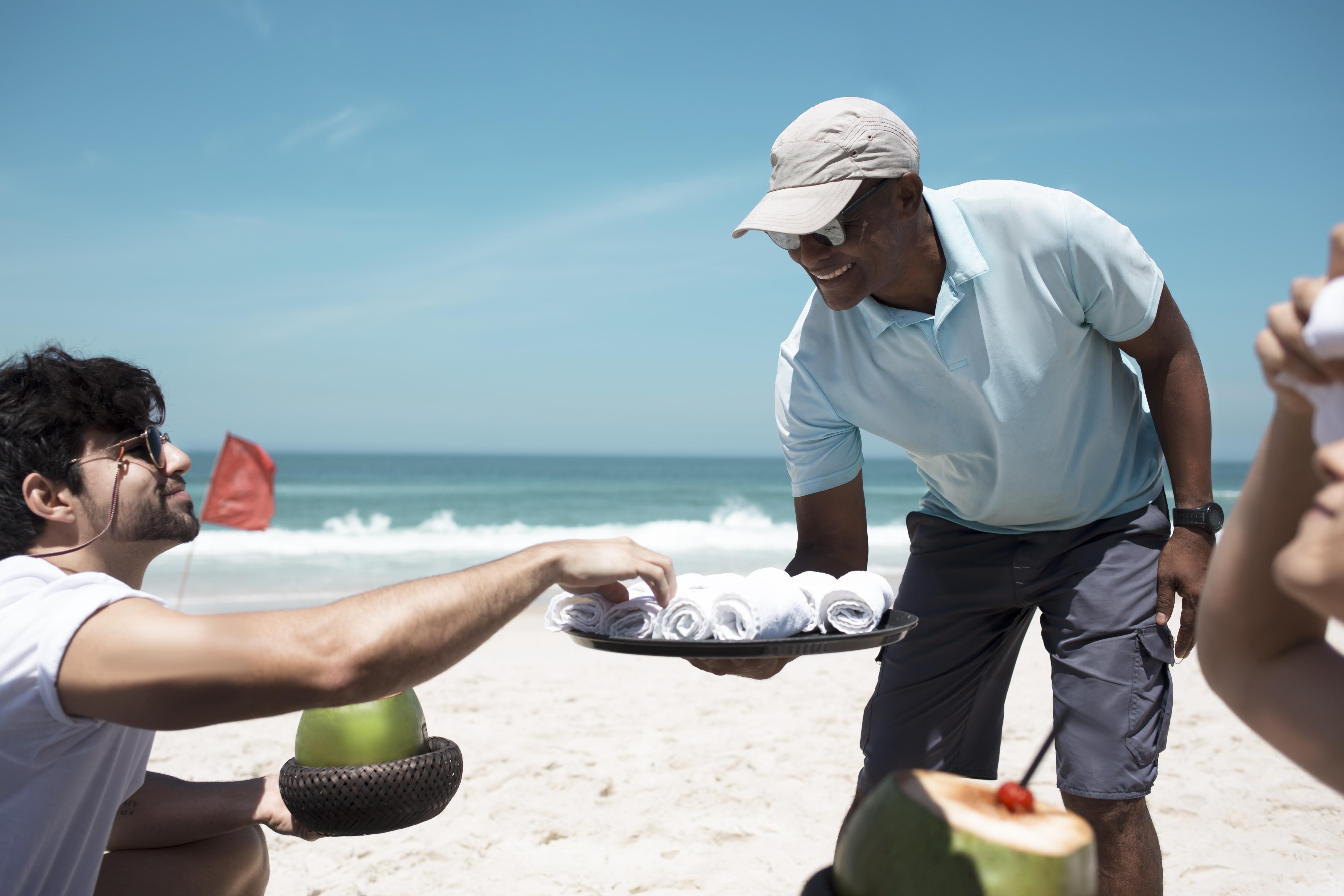 מלון ריו דה ז'ניירו Lifestyle Laghetto Collection מראה חיצוני תמונה A beach waiter in Cape Town, South Africa