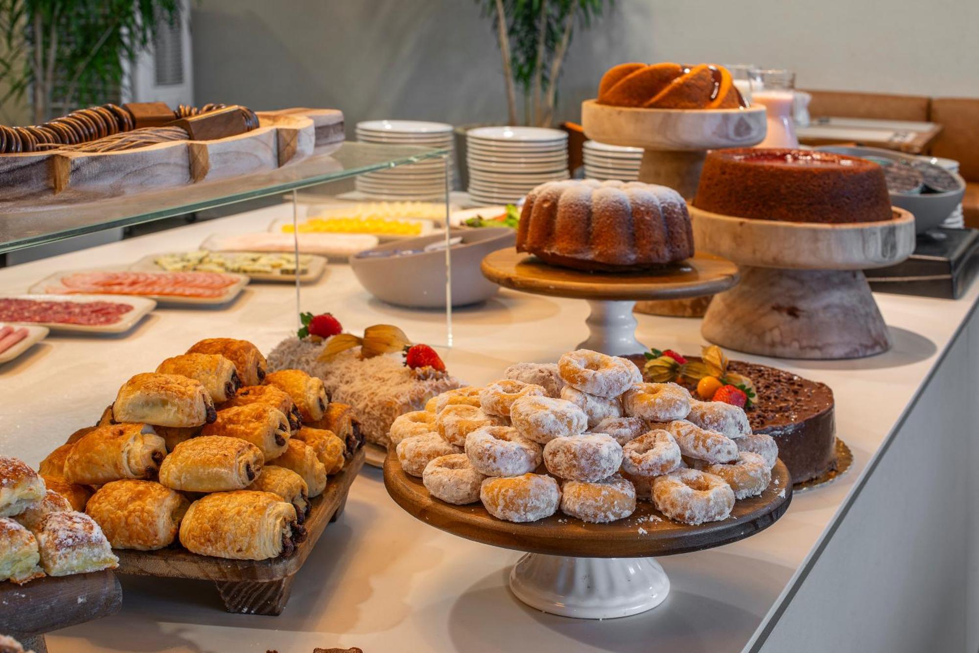 מלון ריו דה ז'ניירו Lifestyle Laghetto Collection מראה חיצוני תמונה A selection of pastries at a buffet