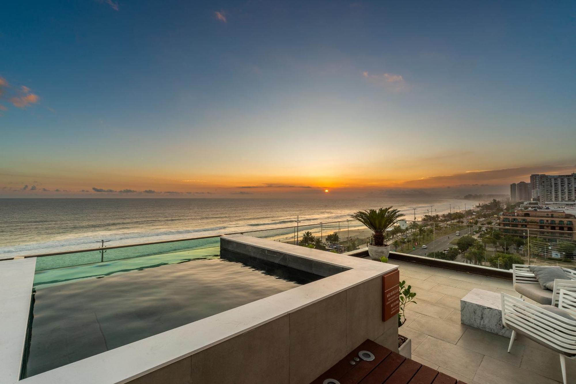 מלון ריו דה ז'ניירו Lifestyle Laghetto Collection מראה חיצוני תמונה Sunset at the rooftop pool